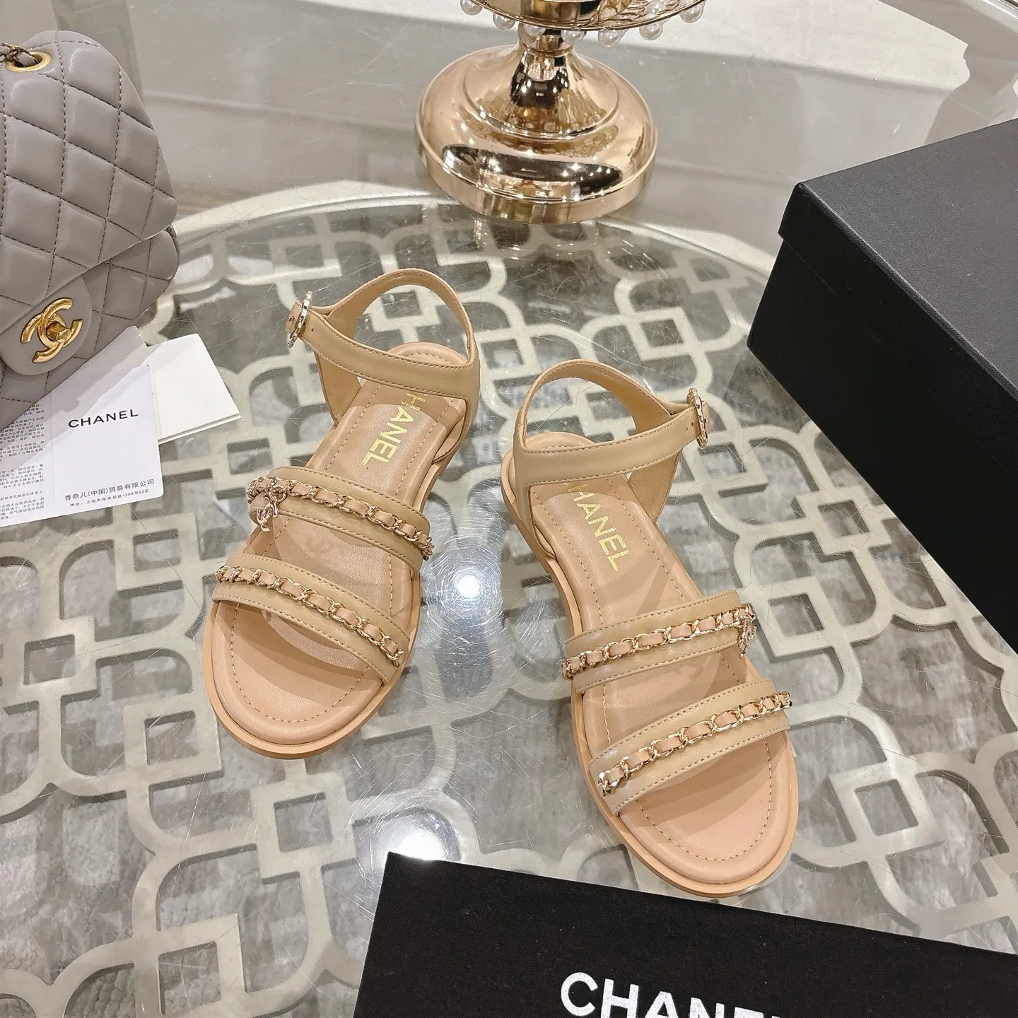 👟👟Ex-factory price 560👟👟Chanel Xiaoxiang 2025ss spring and summer latest catwalk fashion chain decoration top quality! Accurate to 1:1, light luxury without tiring the feet, the upper foot can be matched with spring and summer clothes at will, highlighting texture and taste, simple yet luxurious appearance, even if it is just a pair of sandals, it is definitely a must-have pair in the summer shoe cabinet. Upper: imported lambskin. Lining: imported sheepskin lining. Outsole: original customized outsole. Size: 35-40 (40.41.42 custom-made, non-returnable)